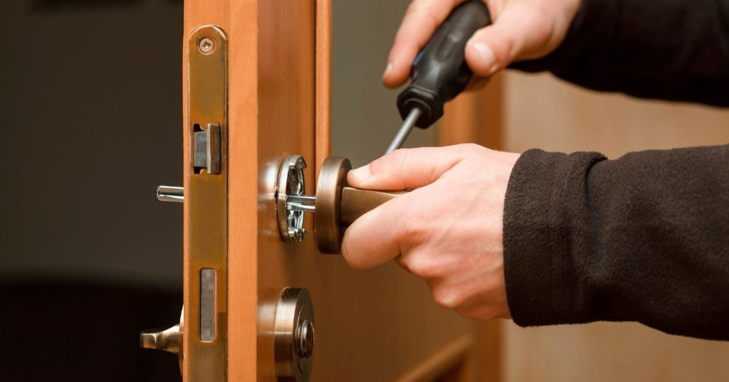 Como Identificar Quando a Fechadura Precisa Ser Trocada em Uberaba: 6 Dicas capa chaveiro